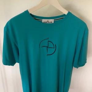 Stone island t shirt - Turkos/ ljus blå t shirt från stone island. Bra skick. Storlek medium. Nypris 1100