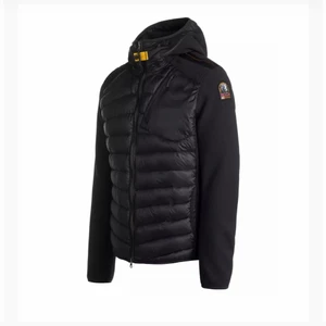 Parajumper jacka pris diskuteras - Säljer min lillebrors parajumper jacka. Jackan är i storlek Y-M (hade gissat på att den är i storlek S) och är för pojkar men funkar även för tjejer också. Den är i rätt bra skick och säljs för 2500 men kan debiteras också. 