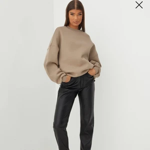 Sweatshirt från Nelly - Denna sjukt mjuka och snygga sweatshirt kommer tyvärr inte till användning längre så tänkte sälja den. Skulle säga att den är precis som ny då jag aldrig har använt och den endast hänger orörd i garderoben.💕 (Frakt tillkommer!)