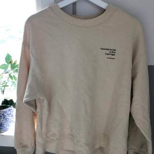 Superfin sweatshirt som aldrig är använd endast testad. Köpte för runt 250 kr kommer ej ihåg exakt 