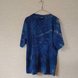En t-shirt jag har gjort egen tie dye på! Var en blå t-shirt från Harvest strl L. Fint skick.