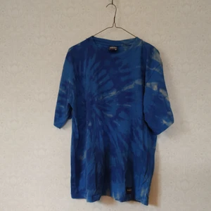 Tie dye t-shirt  - En t-shirt jag har gjort egen tie dye på! Var en blå t-shirt från Harvest strl L. Fint skick.