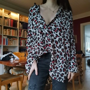 leopard skjorta size m / oversize  - jätteskönt material, kommer tyvärr inte till användning! storlek M men passar nog både mindre och större beroende på önskad passform