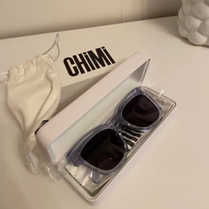 CHIMI EYEWEAR 005 - Snygga solglasögon från CHIMI i modell 005 Litchi.😎 Likt nyskick eftersom de inte är särskilt mycket använda! Går ej att köpa längre hos CHIMI heller, nypris var 1100 kr.🤍