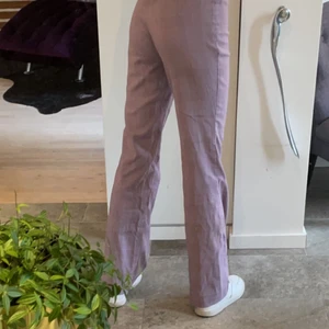 Kostymbyxor från Hennes collection! - Säljer mina as balla lila kostymbyxor från hennes collection, hm på 90 talet alltså! Storlek 36 men sitter bra på mig som 34. Sååå fina men används tyvärr inte. Dem är långa på mig som är 168, skulle säga att dem är midwaist. Kan mötas upp i Stockholm eller fraktar mot fraktkostnad. Om du har fler frågor eller vill se fler bilder skriv gärna! Super fint skick!☺️❤️