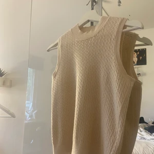 Zara tröja - Säljer denna tröja från zara i s för 100kr, frakt står köparen för✨✨✨