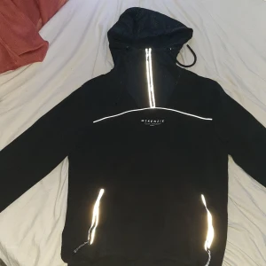 Mckenzie hoodie - En skön mckenzie hoodie som är som en tun jacka/ hoodie. Fett skön till våren eller hösten. Pris 200. Använd 7 gånger MAX. Storlek S