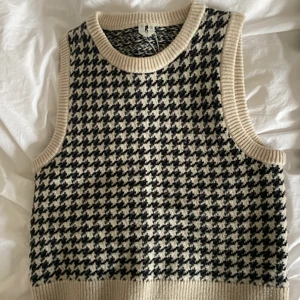 Rutig väst  - Super fin rutig väst från arket!! Väldigt bra kvalitet! Och har hållit sig jätte fin under ett år. Storlek S! Super fin till vinter och hösten🌝säljer för att den inte passar helt till min stil längre💗