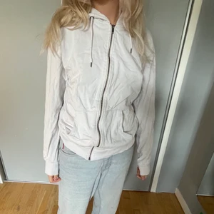 Skön vit hoodie - Så skön o snygg vit hoodie! En sån bör alla ha