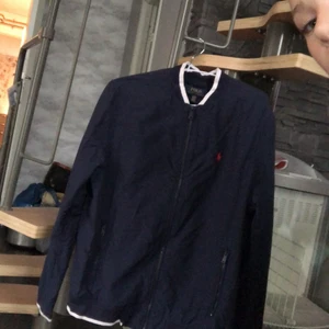 Ralph lauren jacka - Fin höst och vårjacka i bra skick. Är en ungdoms jacka som passar som 164-170