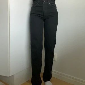 Svarta vintage Levis jeans - Snygga svarta Levis jeans i modellen 505, w29l32 passar mig på bilden som brukar ha w25 i nyare Levis jeans, jag är 170cm lång & på mig är de något långa, köpare står för frakt🥰🥰