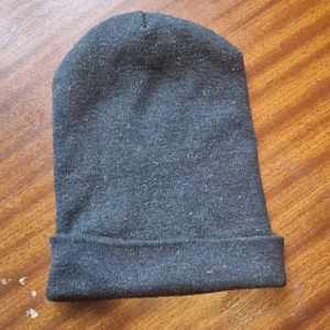 Grå mössa - En helt vanlig grå mössa. 15 kr. samfraktar vid köp av flera varor för 66 kr 👍💕📦 obs! Först till kvarn på allt jag säljer!