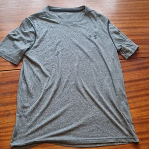 Underarmour  - Tränibgströja. Uppskattar till m. samfraktar vid köp av flera varor för 66 kr 👍💕📦 obs! Först till kvarn på allt jag säljer!