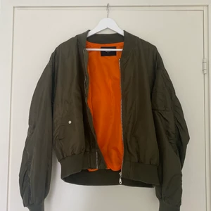 Bomber Jacka från Gina - Använd fåtal gånger, bra skick, nästan som ny