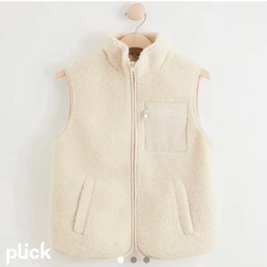 Lindex Teddyväst - Superfin teddyväst från Lindex. Använd ett fåtal gånger så bra skick💙 Passar xs-m 🌸 Kan gå med på egna bud✨ Budgivning till fredag! Eller köpa direkt för 250kr + frakt