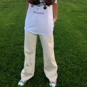 Jeans - Säljer dom här ljusa jeans från monki i modellen Yoko! Dom har också orange sömn. Frakten ingår ej i priset!😊