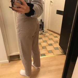 Beige Jeans - Beigea jeans från Na-Kd som jag knappt använt och är i nyckick. Helt raka hela vägen. Nypris 500kr. Köparen står för frakt, kan mötas upp i Umeå.