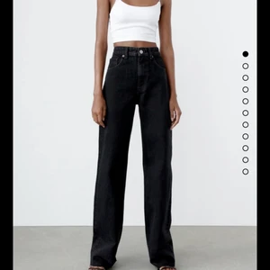 Zara jeans - Jag säljer dessa svarta jeans från zara som har modellen wide leg. Dom har inga defekter. Dom är köpta för 400kr men jag säljer för 200kr❤️❤️
