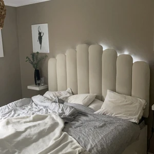 Säng - Säljer sänggaveln pluss sängstomme även den tjocka grund madrassen längst ned !    Har inte bestämt vad jag ska sälja de för så vid intresse skriv t mig privat