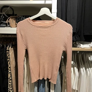 Tröja med öppen rygg  - Passar en S , dyr i inköp, använd ett fåtal gånger 