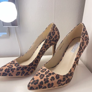 Leopard köackskor - Säljer dessa as snygga och oanvända klackskor i leopard mönster för 250kr och är i storlek 37. Klacken är ungefär 6 cm