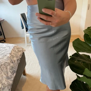 Blå kjol - Blå kjol i lite glansigt material. Aldrig använd. Är i set tillsammans med toppen i inlägget brevid. Säg till om du vill ha båda! Frakt ingår i priset❤️