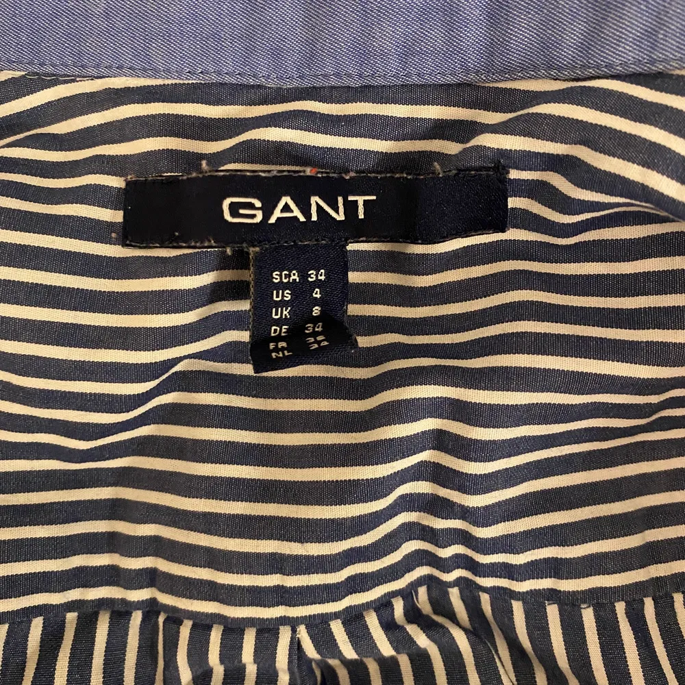 Nästa aldrig använd, väldigt fint skick, randig skjorta med blå och vit från GANT . Skjortor.