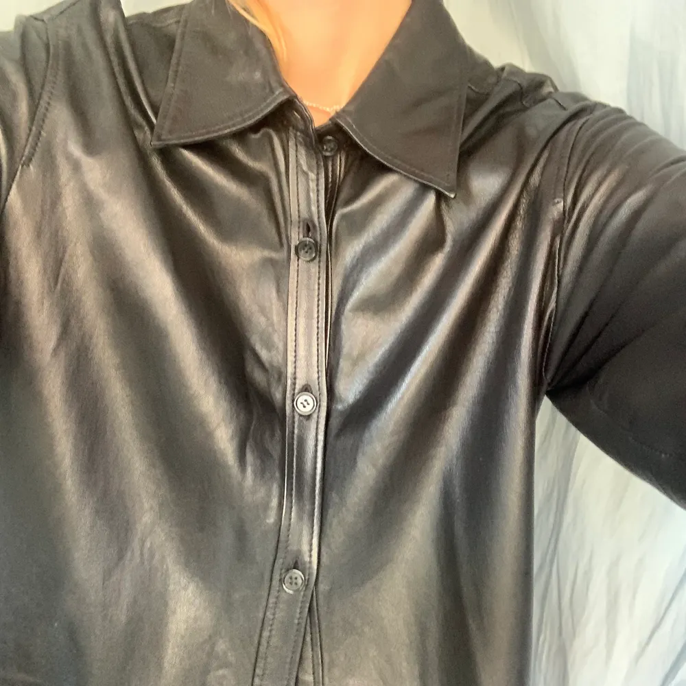 Cool leather shirt from arket. Perfect condition . Skjortor.