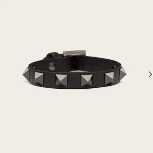 Valentino armband  - Säljer mitt valentino noir armband , kvitto, dustbag, box osv finns kvar ! Bra skick 