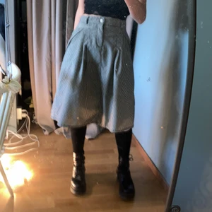 Skitsnygg kjol - Älskar denna kjol! Den har jättebra passform och är svinskön! Vet ej märke. Den har resor i midjan och stora fickor. Jag är 168 cm lång. Köparen står för frakt!