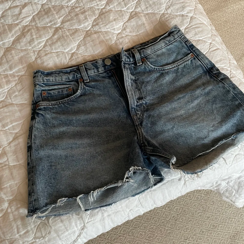 Super fina blåa jeans shorts från Other stories. Väldigt fin färg och bra slitningar. Helt oanvänd. . Shorts.