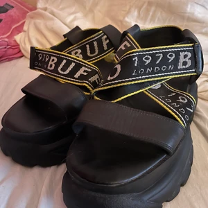 Chunky Buffalo Sandaler - Chunky sandaler från Buffalo! Nypris 1600. Använda 3 gånger då jag hade lite för små fötter. Dom är i storlek 40 och skulle säga att dom är true to size, det är jag som pendlar mellan 39-40 och har korta tår. Bekväma att gå i trots den stora sulan, möjligtvis lite tunga men inte värre än andra chunky skor. Prutat och klart.