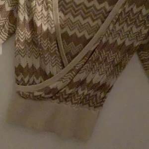 Glittrig topp - Glittrig topp från Lindex som ej kommer till användning, köpt förra året och sparsamt använd. Frakt ingår ej