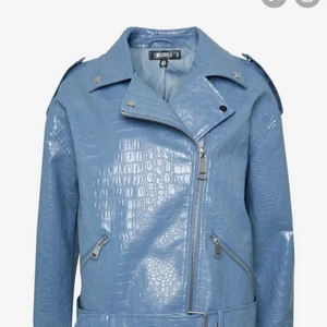 Skinnjacka  - Säljer denna slutsålda oversized skinnjacka från missguided,använd enbart 1 gång men annars helt oanvänd. Säljer pågrund utav att den inte kommer till användning. Nypris runt 500 kr,säljer för 250. Köparen får stå för frakten om man inte kan mötas upp i centrala Stockholm. Kan skicka fler bilder om det skulle vara aktuellt!