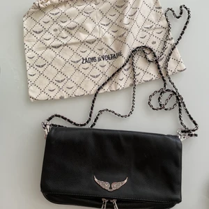 Zadig Voltaire Väska - Säljer min superfina zadig väska då den tyvärr inte kommer till användning längre!! Den är i superfint skick och du får med det tillhörande lite längre bandet samt Dustbag💕💕 