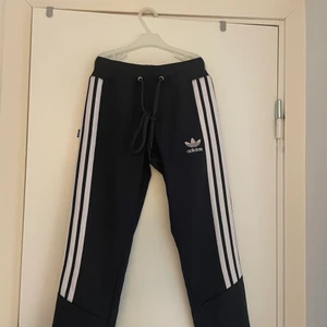 Adidas mjukisbyxor storlek 134  - Ett par gråa Adidas mjukisbyxor som aldrig är använda i storlek 134 