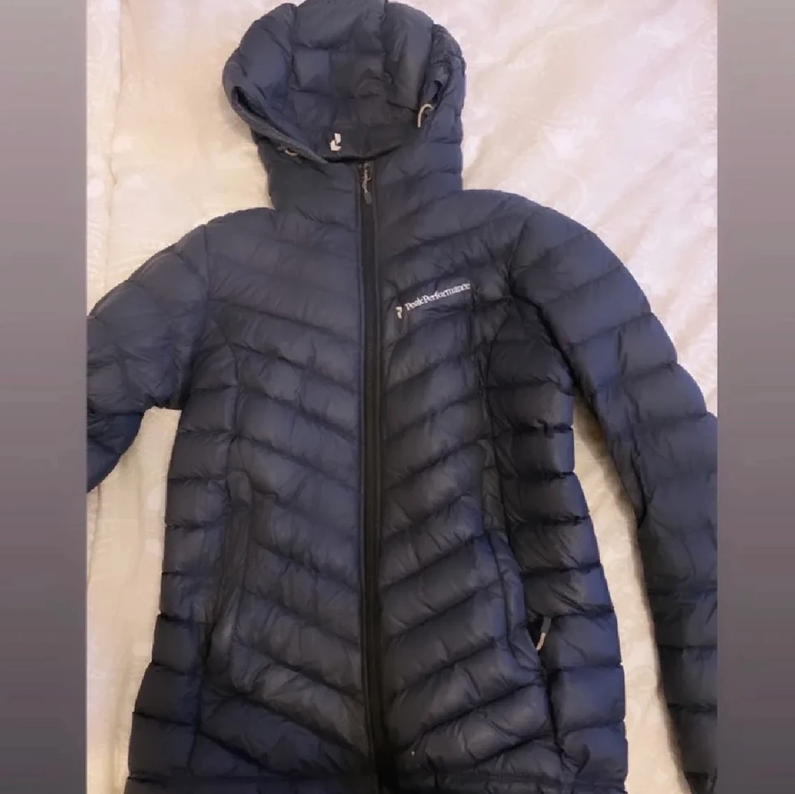 Svart/marinblå peak peformance Dunjacka 