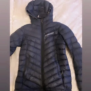 Svart/marinblå peak peformance Dunjacka  - Jätte fin peak peformance jacka i storlek xs. Köpt för 1295:- säljs för 466 inklusive frakt.