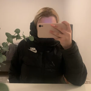 nike ”puffer jacket” - nike vinterjacka i fint skick, inga skador på den eller något, varm och mysig till vintern.        nypris: 900 kr