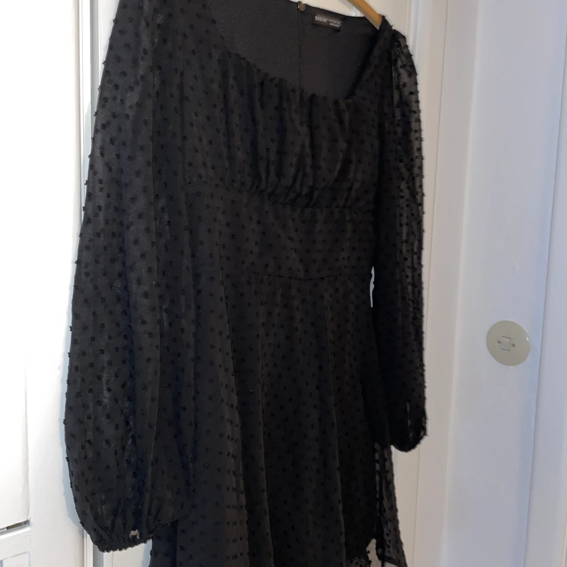 Svart klänning med prickar  - 90