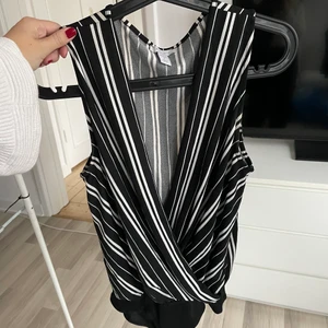 Bodys  - Bodys den svart vita S & den som är orange XS, 30kr styck 