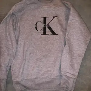 Grå Calvin Klein tröja, köpt utomlands på marknad. 