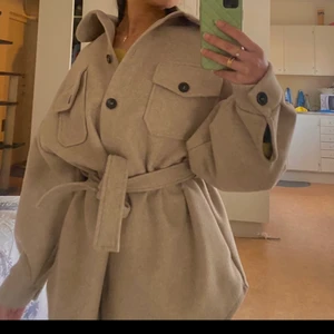 Boohoo Jacka - Säljer min boohoo knytjacka! Så fin och skön, känner inte att detta är min stil längre. Köptes här på plick i våras, ganska bra skick ändå 💓 Skriv om ni är intresserade!