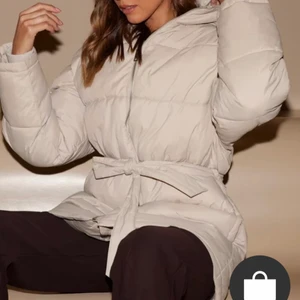 Jacka  - Säljer denna helt oanvända dun jacka. Endast testad prislapp är på. Säljs pga att den är för stor då den är stor i storlek. Har vanligtvis 36, dock är jackan i storlek 34 men stor i storlek. 