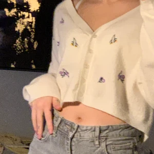 Söt tröja💕 - Super söt bikbok tröja som jag använt 2-3 gånger, känner mig inte som mig i den så den har bara fått hänga i garderoben😔 super söt till jeans💕 skriv till mig för mer info💓