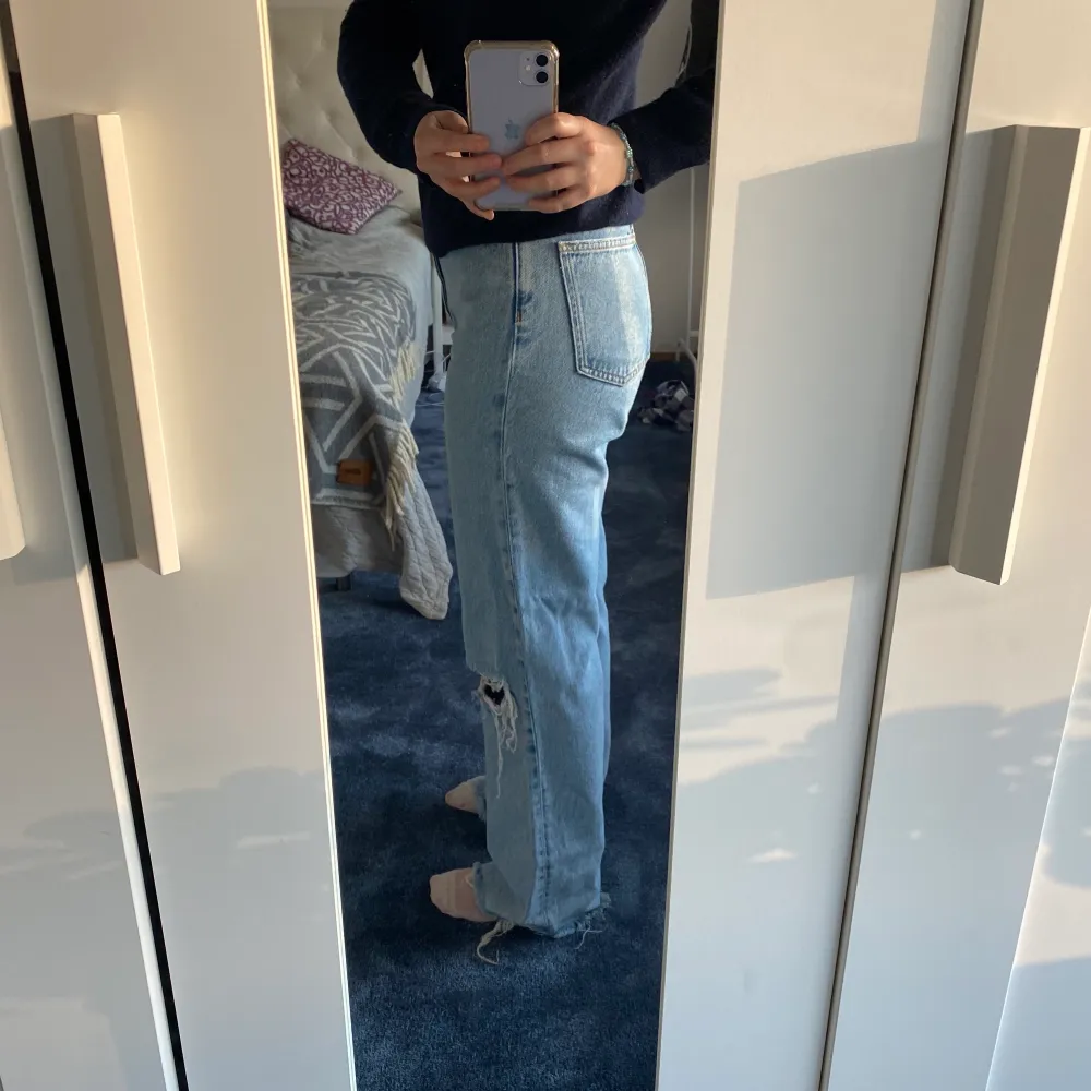 Hej! Säljer mina wide jeans från Zara i storlek 36 men dem passar en 38 också❤️ dem är superfina och passar till nästan allt! Hör av er vid intresse❤️ dem är klippte för någon som är 160-165cm!. Jeans & Byxor.