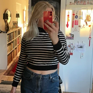 Söt randig tröja - Säljer min stickade randiga tröja från zara. Croppad strax över naveln och hög krage som sitter åt runt halsen. Är 175 och har M/L och den sitter mycket bra på mig. Säljer då den inte kommer till användning.