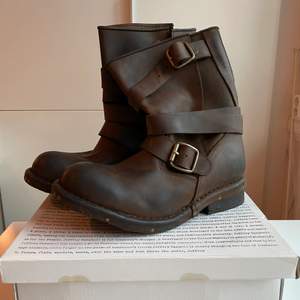 Säljer ett par helt oanvända, superfina boots från Jeffrey Campbell i storlek us9 (eu 40) i mörkbrunt läder då det var lite för stora för mig. Inköpta för 2.200 (exlusive porto in i sverige) från Shopbop