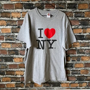 I Love NY t-shirt - En snygg y2k tröja i fint skick. Inga flaws. Passar som L-XL. Sitter snyggt om en är över 175 cm. För fler bilder eller mått kontakta mig!