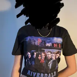Svart t-shirt med tryck🖤 tryck med den kända Netflix serien ”Riverdale”. Tröjan är bara provad och har legat i min garderob ett tag så jag hoppas någon annan får användning av den🌸 strl: XXS priset går att diskutera.